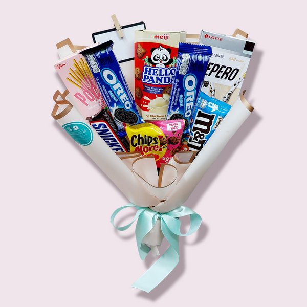 Bouquet made with chocolates and cookies